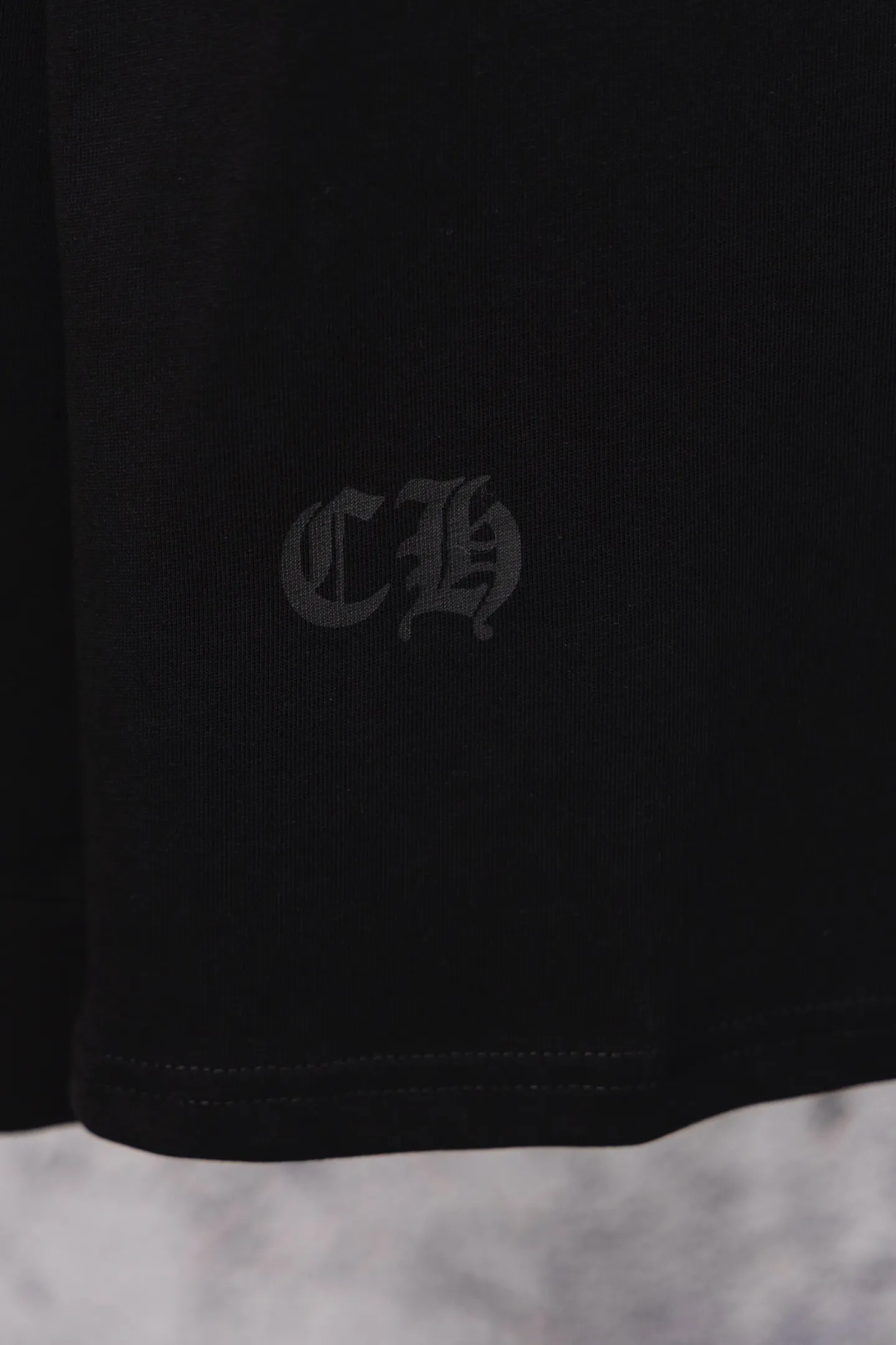 P190 Chrome Hearts CH Chrome Hearts black and white raglan sleeve Sanskrit letter printed long-sleeved T-shirt. Refreshing and comfortable, the colors have been fixed. - High elastic slurry, synchronized with all original foam printing, CH classic horseshoe pattern on the chest and back, Sanskrit on the sleeves, logo classic Gothic font printed on the collar thread - Restore the original printed collar label, more comfortable to wear, not tied to the body, custom hangtag accessories Color: black white Size: s—xl